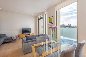 Chic 1 bed at Pear Place with balcony - PP05 | Área de sala de estar | Televisión de pantalla plana