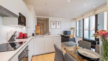 Full-sized fridge, microwave, oven, stovetop