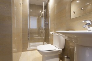 Comfort-værelse med 2 enkeltsenge - fælles badeværelse | Badeværelse | Bruser, gratis toiletartikler, hårtørrer, håndklæder