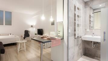 Loft, baño privado, vista al patio | Baño | Regadera, amenidades de baño gratuitas, secadora de cabello, toallas