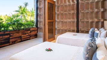 Quarto com duas camas, um banco de madeira com plantas e vista para palmeiras.