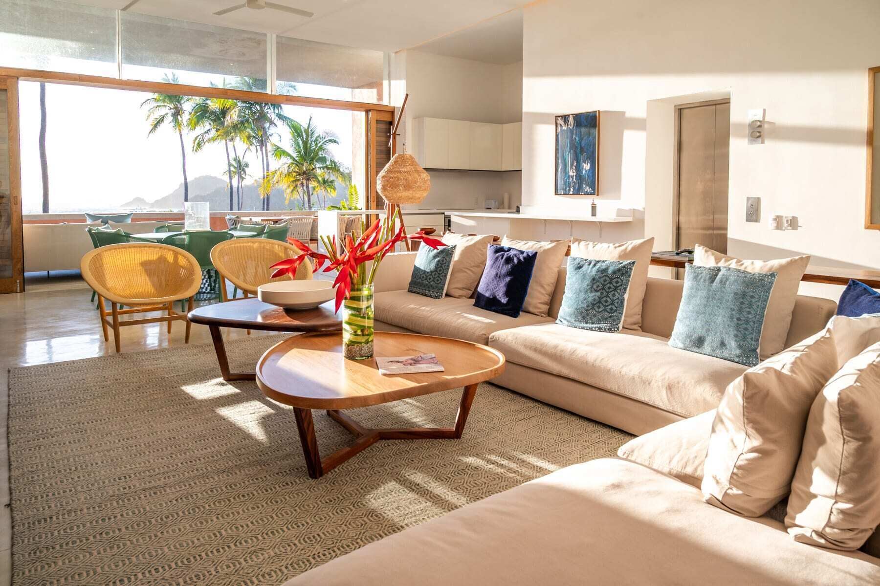 Penthouse de lujo, varias camas, vista al océano (Penthouse 4 Bedroom) | Área de sala de estar | Televisión de pantalla plana 