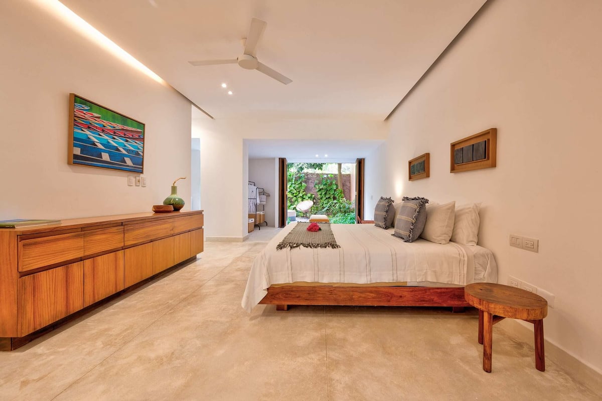 Deluxe Room, 1 Bedroom | Premium bedding, in-room safe, individually decorated
