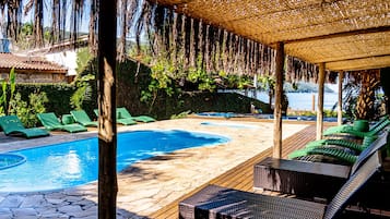 Piscine extérieure, parasols de plage, chaises longues