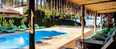 Piscine extérieure, parasols de plage, chaises longues