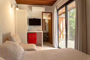 Standard Triple Room | Minibar, in-room safe, blackout drapes, soundproofing - Pousada Vila Jacaa (Ubatuba)