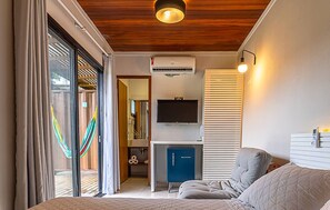 Minibar, in-room safe, blackout curtains, soundproofing - Pousada Vila Jacaa (Ubatuba)