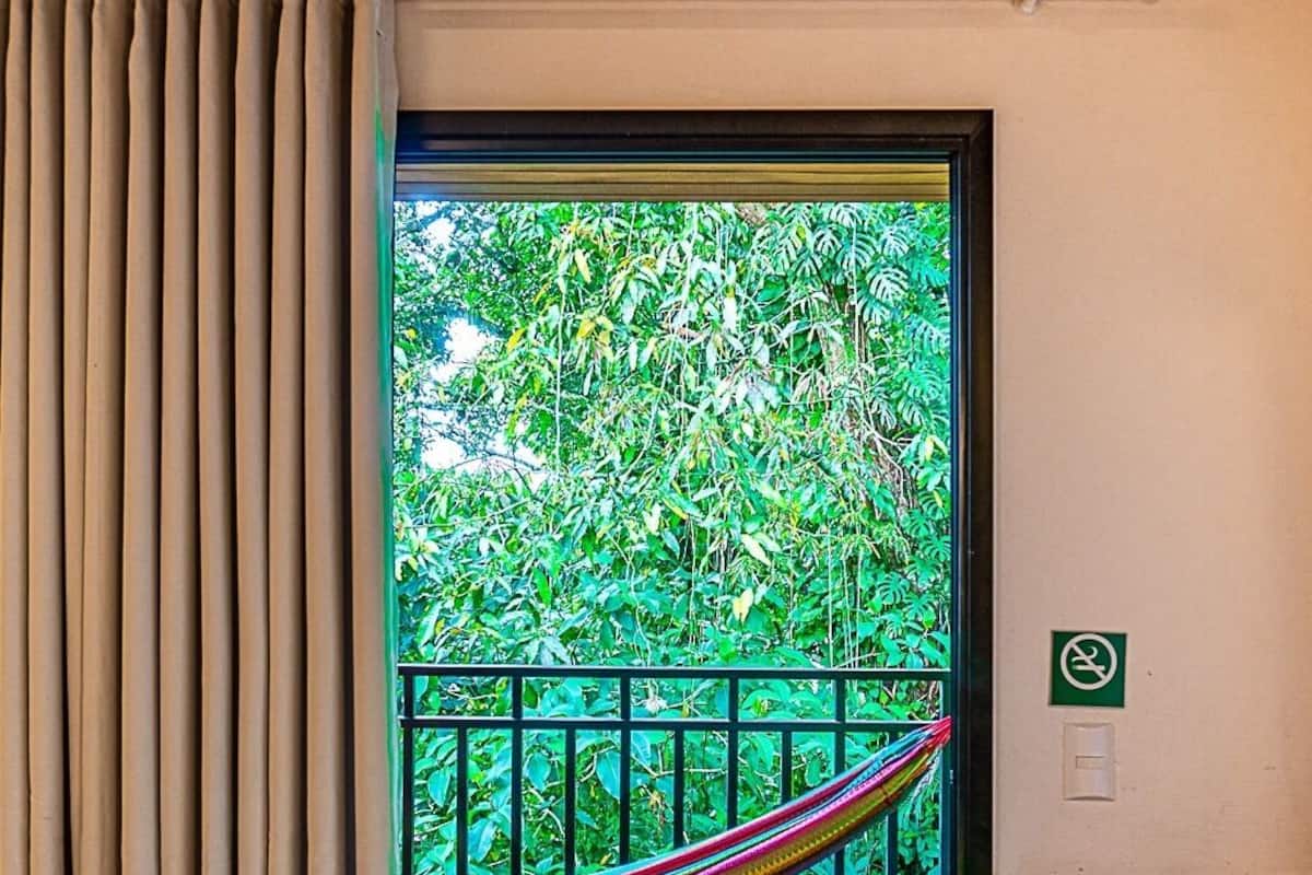 Familie vierpersoonskamer, patio | Een minibar, een kluis op de kamer, verduisterende gordijnen