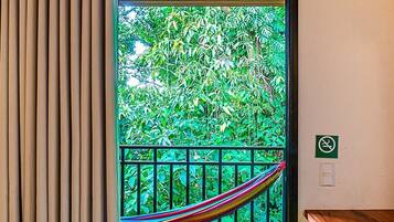 Familien-Vierbettzimmer, Terrasse | Minibar, Zimmersafe, Verdunkelungsvorhänge, schallisolierte Zimmer