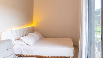 Standard trippelrum | Minibar, vÀrdeförvaringsskÄp pÄ rummet och mörklÀggningsgardiner