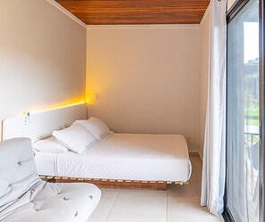 Minibar, in-room safe, blackout curtains, soundproofing - Pousada Vila Jacaa (Ubatuba)