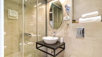 Dusche, Regendusche, umweltfreundliche Kosmetikartikel, Haartrockner