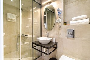 Shower, rainfall showerhead, eco-friendly toiletries, hair dryer - Oliva Beach Studios & Apartments (Platanias)