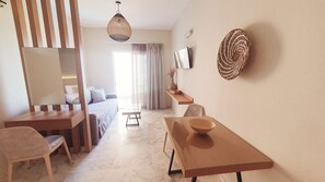 Studio | Een kluis op de kamer, een bureau, een laptopwerkplek