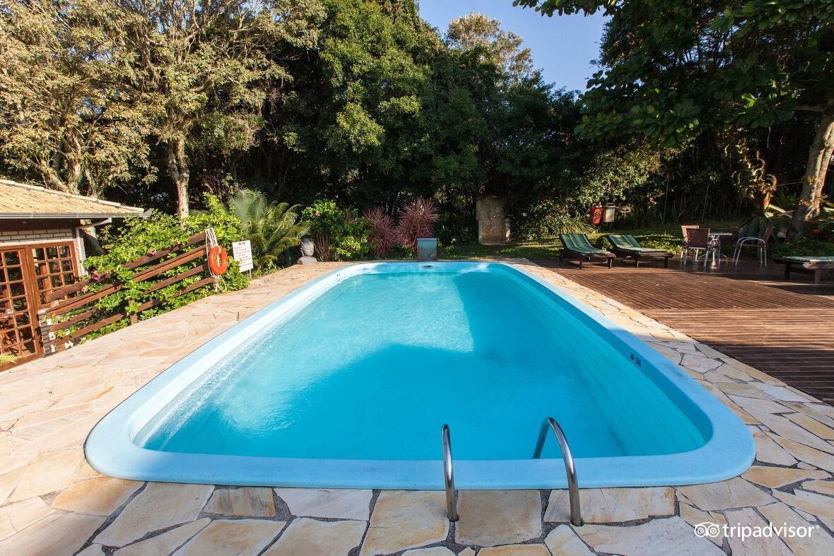 Una piscina al aire libre, tumbonas