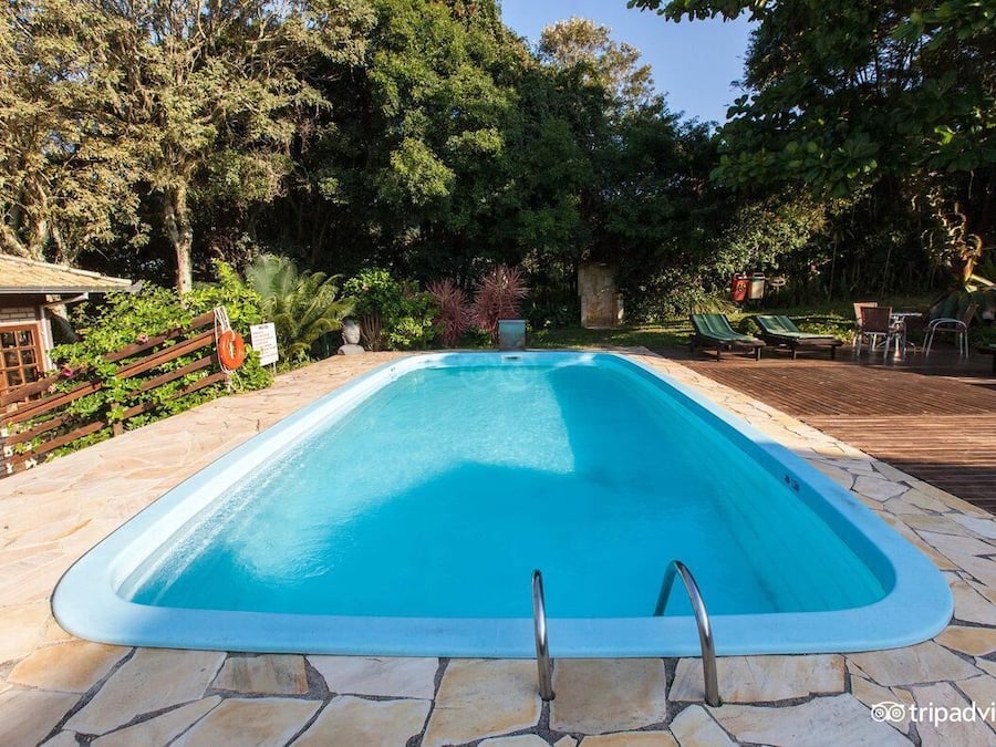 Una piscina al aire libre, tumbonas
