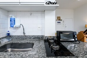Apartment | Private kitchenette | Fridge, microwave, stovetop, coffee/tea maker - All in Rio Copa Ipanema Confortável Quarto e Sala (Rio de Janeiro)