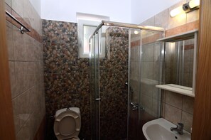Dusche, kostenlose Toilettenartikel, Haartrockner, Bademäntel