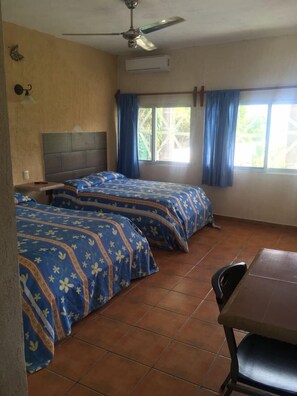 Quarto econômico, 2 camas de casal