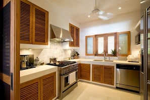 Deluxe Room, Berbilang Katil, Ocean View (Casa Carioca) | Dapur peribadi | Peti sejuk/penyejuk beku saiz penuh, ketuhar gelombang mikro, ketuhar