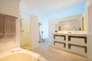 Deluxe-rum - flera sängar - havsutsikt (Casa Azul 5 Rooms) | Badrum | Badkar/dusch, gratis toalettartiklar, hårtork och badrock