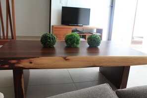 Romantic Condo, 2 Bedrooms, Kitchen, Beachside | Living area