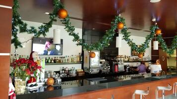 10 quầy bar/khu lounge, 5 quán bar cạnh hồ bơi