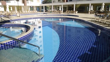 Piscina interna, 7 piscinas externas