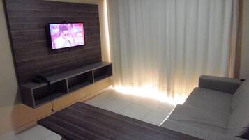 Apartamento família, 2 quartos | Sala de estar | TV LED
