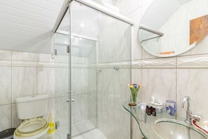 Standard Studio Suite, Kitchen | Bathroom | Shower, free toiletries, towels - Three Little Birds Hospedagem (Curitiba)