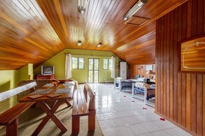 Standard Studio Suite, Kitchen | Extra beds - Three Little Birds Hospedagem (Curitiba)