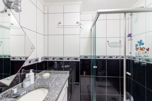 Double Room | Bathroom | Shower, free toiletries, towels - Three Little Birds Hospedagem (Curitiba)