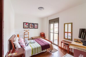 Double Room | View from room - Three Little Birds Hospedagem (Curitiba)