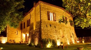 Voorkant accommodatie - avond/nacht