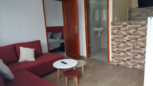 Studio | Living room | 32-inch LED TV with cable channels, TV - Le Cocon De Sidi Bousaid (Sidi Bou Said)