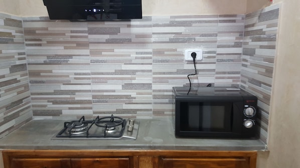 Estúdio | Cozinha americana privada | Geladeira, micro-ondas, fogão, cooktop