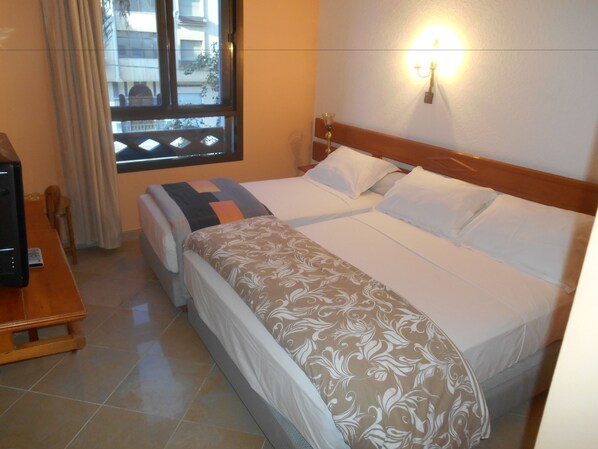 Decoración personalizada, muebles diferentes y cortinas blackout