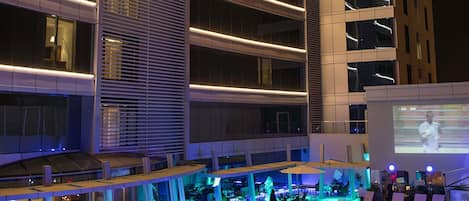 Alberca al aire libre, acceso de 09:00 a 18:00, y camastros