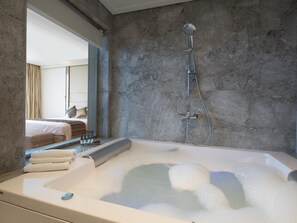 Royal Suite, Sea View (The Meaning of Luxury Life) | 1 bedroom, Egyptian cotton sheets, premium bedding, pillowtop beds - Novotel Jazan (Jizan)