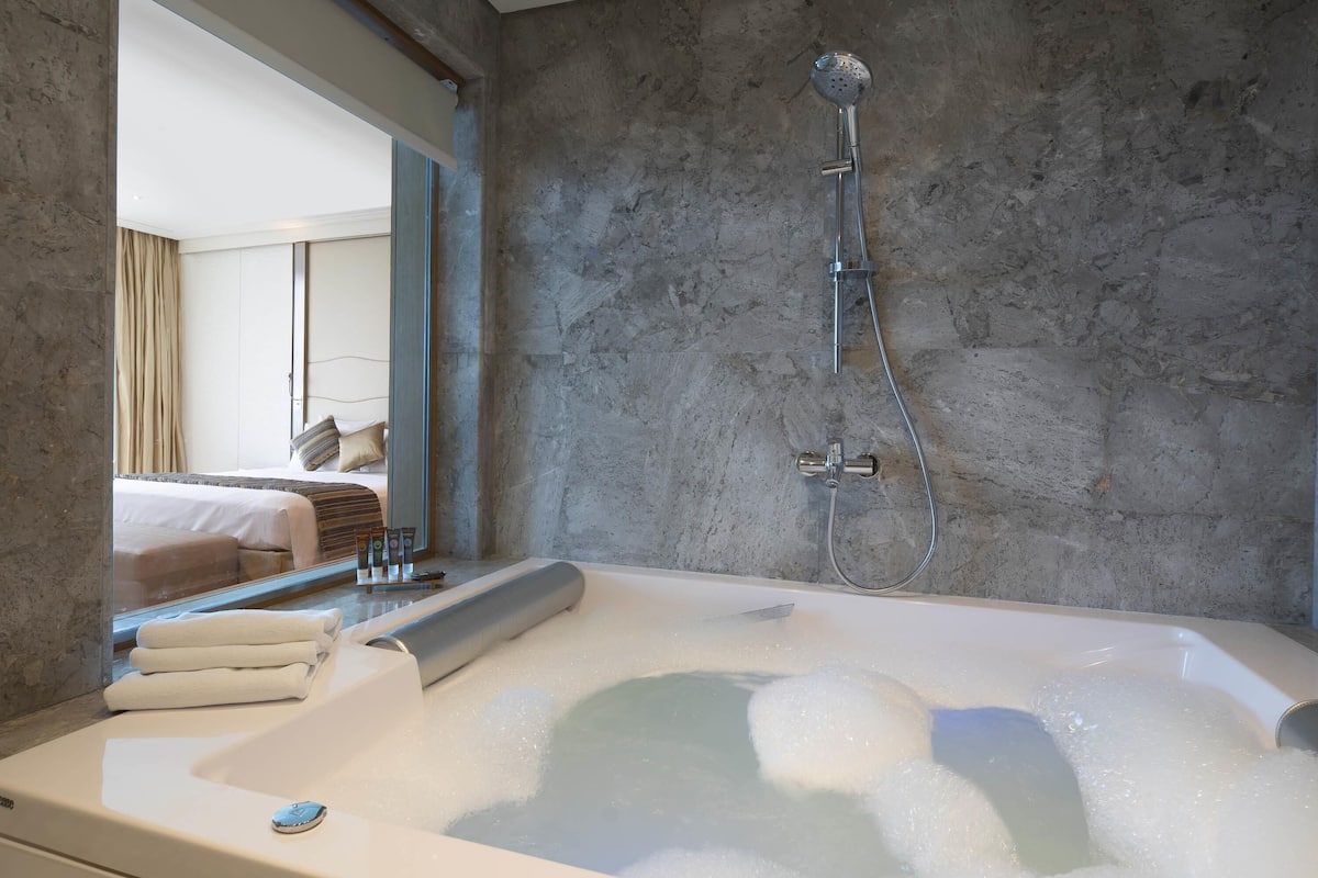 Royal Suite, Sea View (The Meaning of Luxury Life) | 1 bedroom, Egyptian cotton sheets, premium bedding, pillow-top beds