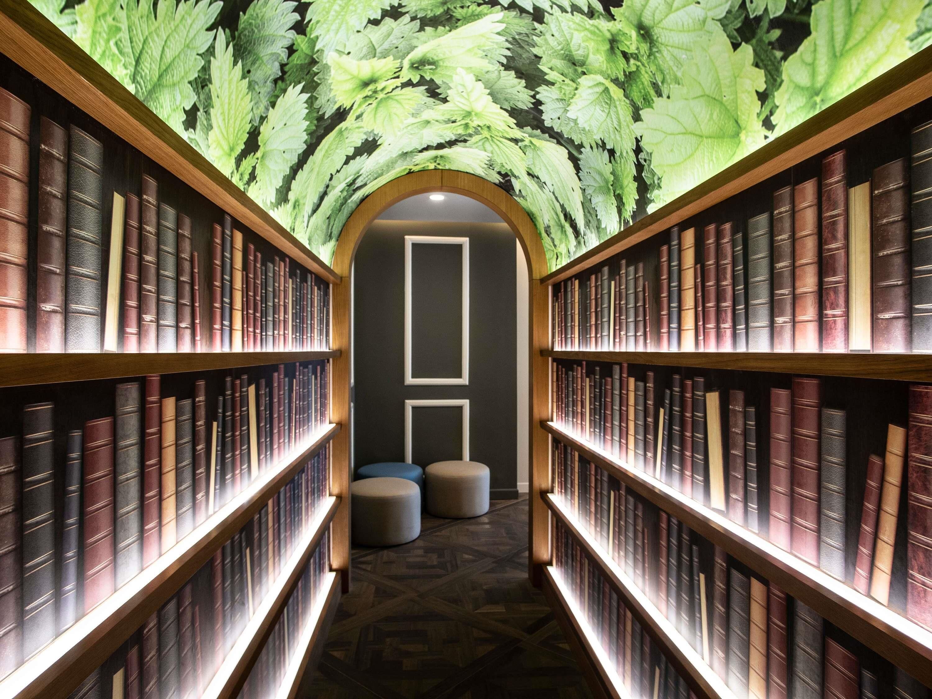 3 restaurants, breakfast, lunch, dinner served; international cuisine 