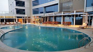 Piscina externa, funciona das 9h às 18h, espreguiçadeiras