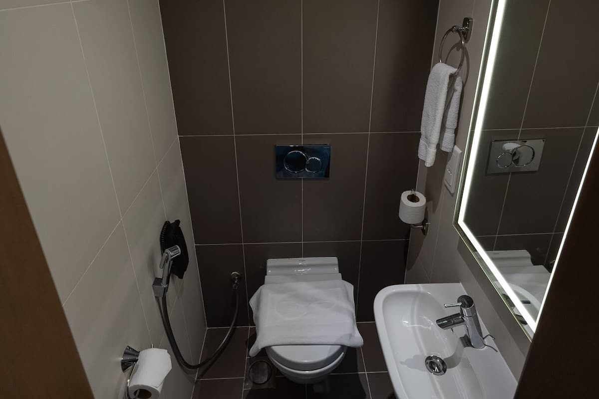 Designertoiletartikler, hårtørrer, badekåber, hjemmesko