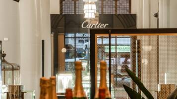 Petit déjeuner, déjeuner, dßner et brunch servis sur place