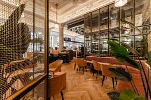 Breakfast, lunch, dinner served; French cuisine  - Hotel Birks Montreal (Montreal)