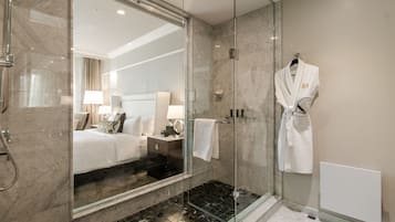 Deluxe Terrasse room | Badezimmer | Dusche, kostenlose Toilettenartikel, Haartrockner, Bademäntel