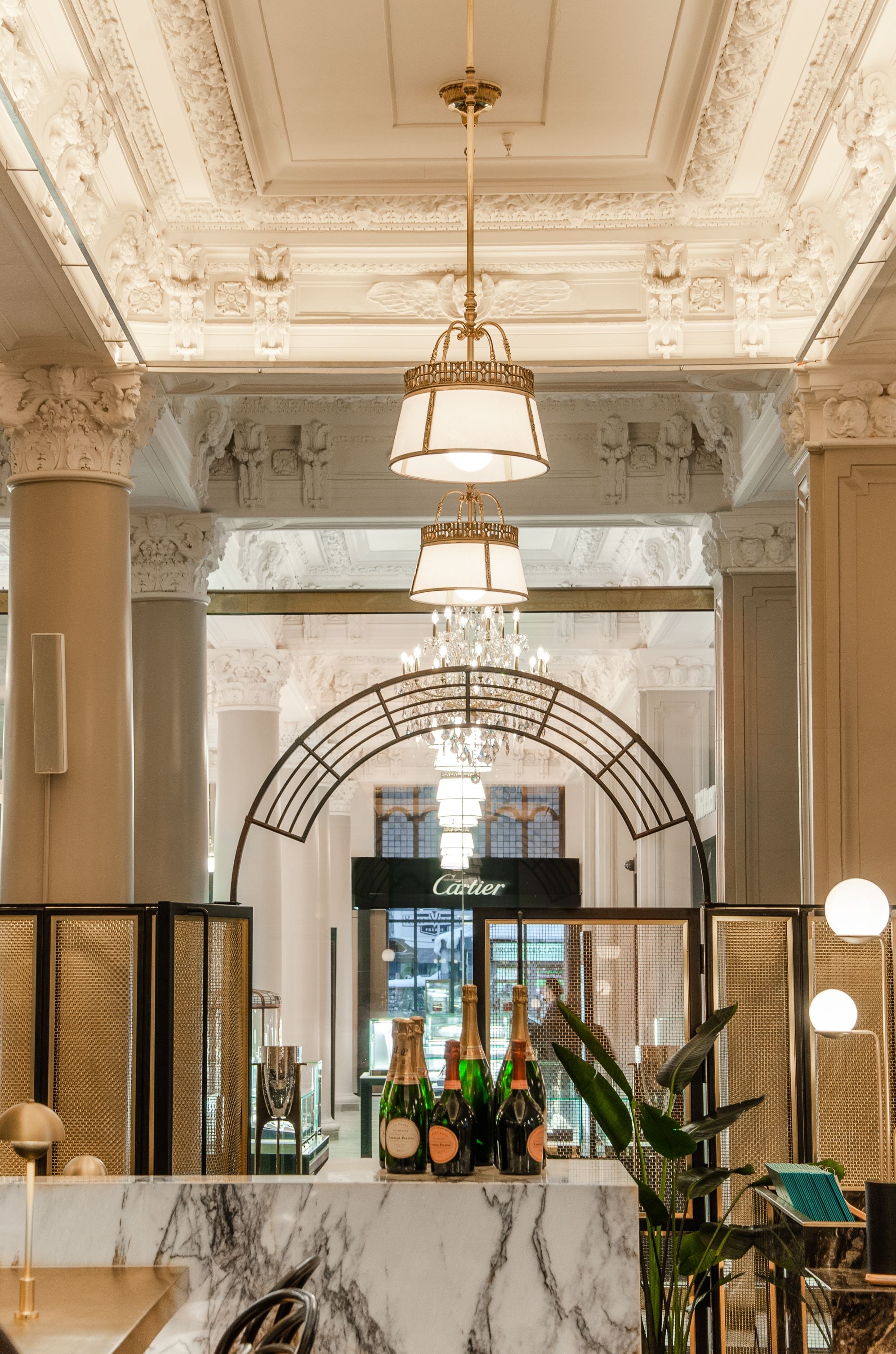 供应早餐、午餐和晚餐，法国菜