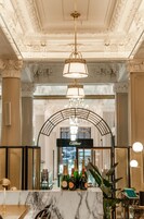 供应早餐、午餐和晚餐，法国菜