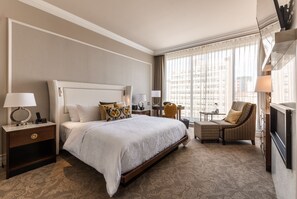 Rom – deluxe, 1 kingsize-seng, byutsikt | Sengetøy av topp kvalitet, dundyner, minibar og safe på rommet