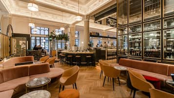 Bar-salon dans le hall